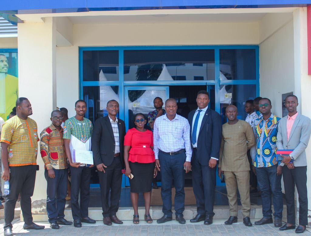 Dean, School of Business, Prof Gatsi (5th from right) with some members of faculty and the CILT delegation