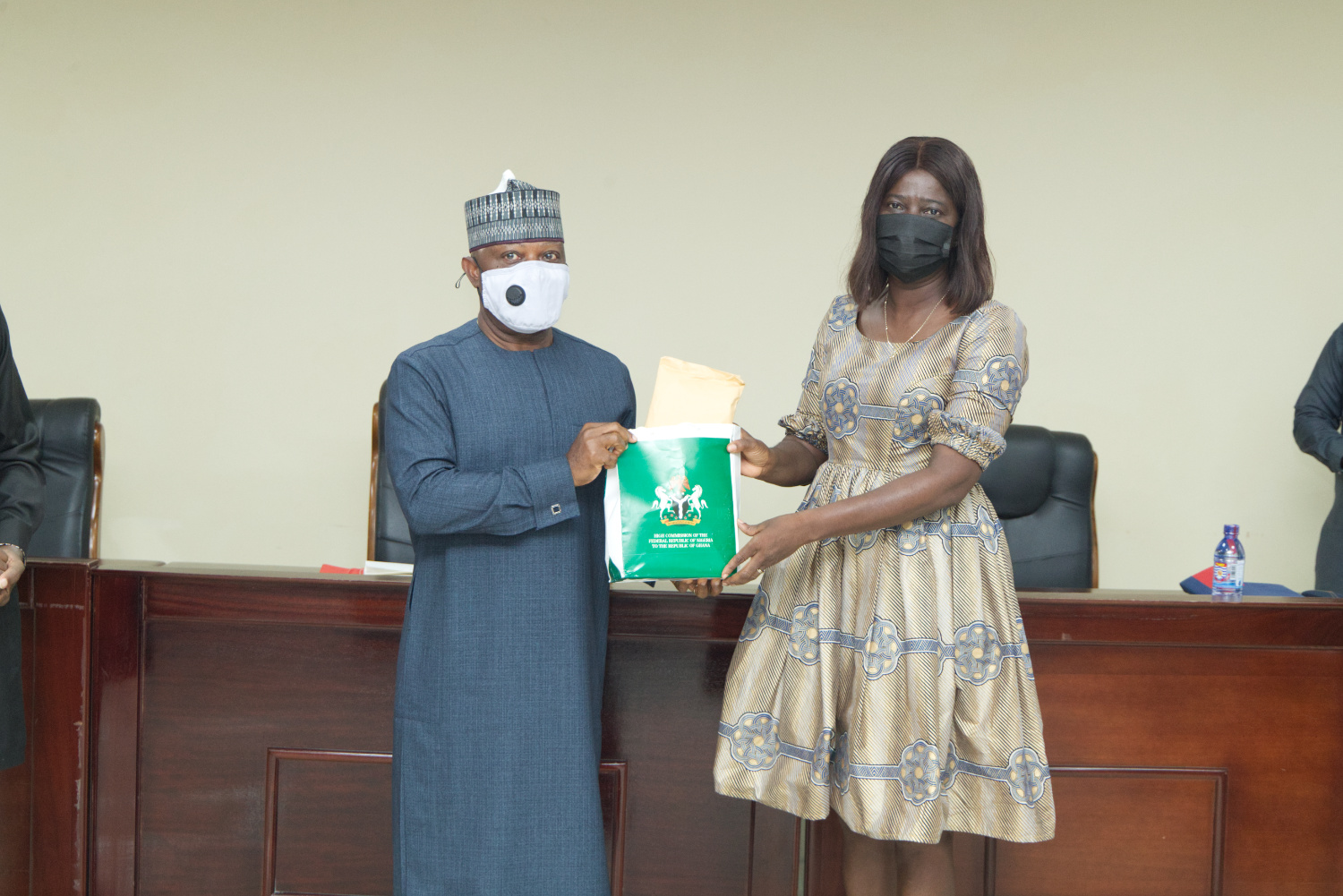 The High Commissioner and the Pro Vice-Chancellor exchanging gifts.