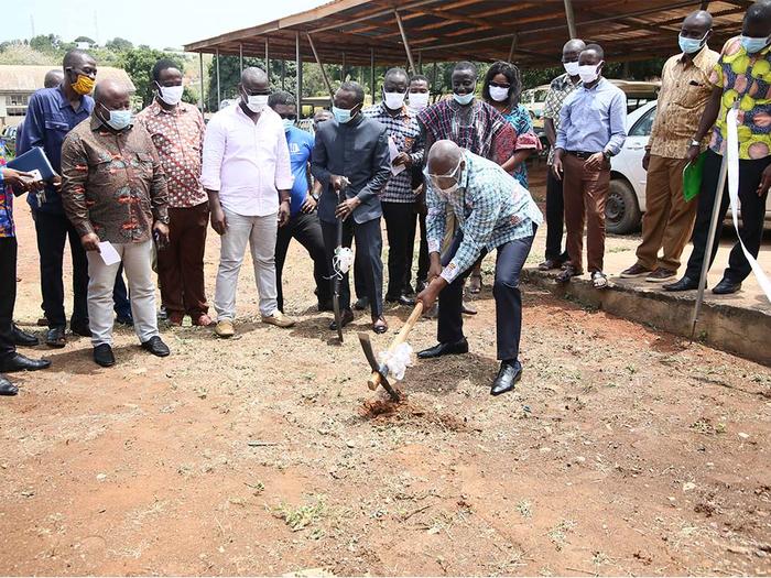 The Registrar cutting the sod for the construction of the Lube Bay