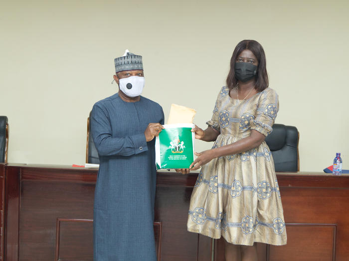 The High Commissioner and the Pro Vice-Chancellor exchanging gifts.